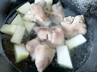 12、薏米猪蹄汤,水开后将猪蹄放入一同炖