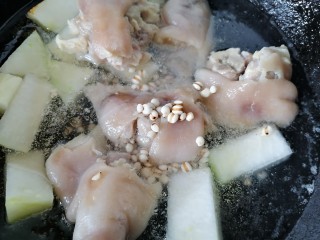 13、薏米猪蹄汤,薏米也放进去