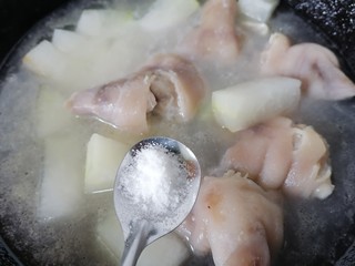 14、薏米猪蹄汤,炖一会之后加入一勺盐调味