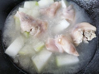 15、薏米猪蹄汤,煮至冬瓜断生即可出锅
