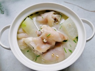 16、薏米猪蹄汤,装入容器撒上葱花即可