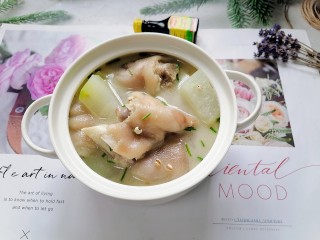 17、薏米猪蹄汤,拍上成品图，一道清爽又美味的薏米猪蹄汤就完成了。