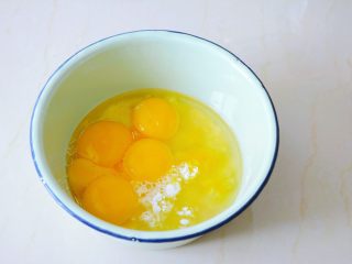 1、【五儿戚风卷】非常适合小白试手,特简单版,捞出的蛋黄直接丢入一个装有面粉的小盆中.在这个小盆中在倒入牛奶（或水）和植物油。植物油要气味颜色都清淡一点的哦，比如玉米油，瓜子油都行~