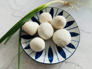 1、口蘑汤,准备好食材