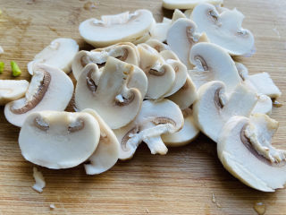 2、口蘑汤,口蘑清洗干净，沥干水分，切片
