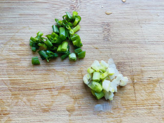 3、口蘑汤,香葱洗净切圈