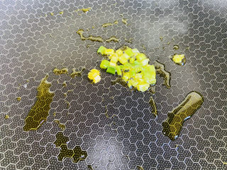 5、口蘑汤,起油锅放入葱白爆香