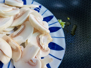 6、口蘑汤,放入口蘑