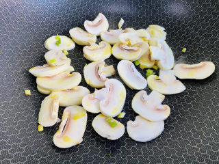 7、口蘑汤,翻炒片刻