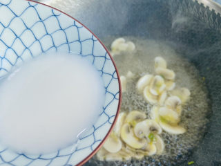 11、口蘑汤,淋入水淀粉烧两分钟