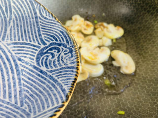 10、口蘑汤,加入一碗热水大火煮开，转中火煮五分钟