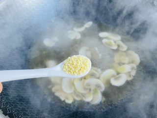 12、口蘑汤,鸡精调味