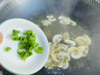 13、口蘑汤,撒上葱花