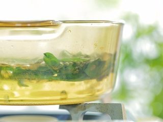 5、芙蓉面线汤,菠菜焯熟。先焯根茎,再焯嫩叶。