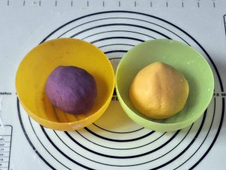 4、纯手工芋圆,将紫薯和红薯分别用料理棒打成泥，分别筛入木薯淀粉拌匀，薯泥和木薯淀粉的比例是3：1，具体份量试薯泥的水份而定，淀粉慢慢地加，不要一次加多。