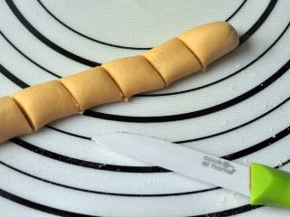 5、纯手工芋圆,将面团搓成长条，切成小块。