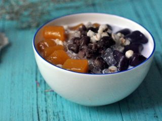 13、纯手工芋圆,碗中倒入牛奶或椰奶，冷热皆可，搭配上自己喜欢的材料，材料可随自己的口味和喜好DIY，若喜甜，还可以放一点炼乳，口感会更好。