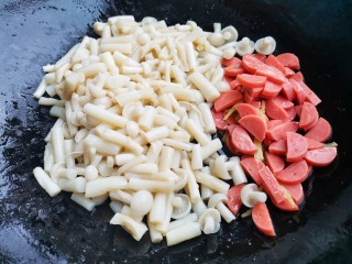 9、白玉菇鸡蛋汤,倒入菌菇。