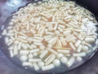 11、白玉菇鸡蛋汤,加入一碗清水煮沸，
