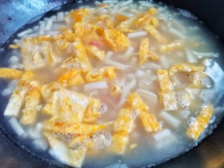 13、白玉菇鸡蛋汤,煮沸。