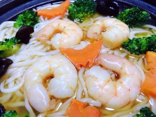 9、虾仁时蔬面,看着这个大虾仁就感觉超级有食欲