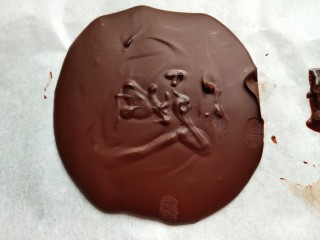 4、巧克力流心汤圆,之后倒入油纸摊平,放入冷藏室凝固。