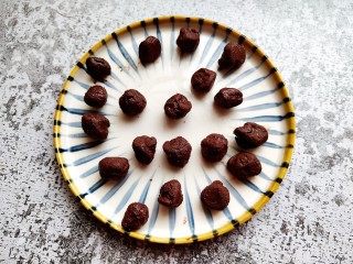 5、巧克力流心汤圆,凝固后取出分割成小圆球,再放入冷冻室定型。