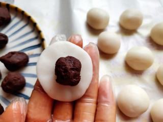 13、巧克力流心汤圆,一边按扁,一边包馅