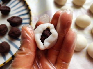 14、巧克力流心汤圆,包好收口要均匀,如图。