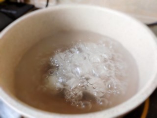 16、巧克力流心汤圆,锅中水烧开,下入汤圆煮至浮起即可关火捞出。