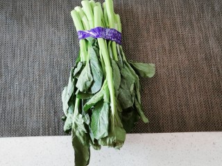 1、蚝油芥兰,食材准备好