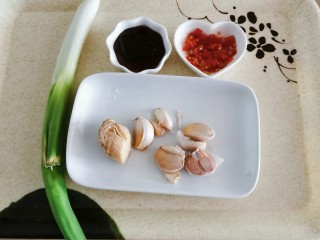 2、蚝油芥兰,配料有 葱姜蒜 蚝油  剁椒  葱切片  姜切丝 蒜切末