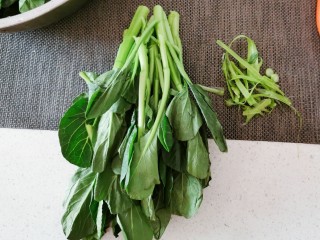 3、蚝油芥兰,去掉菜梗的外皮 