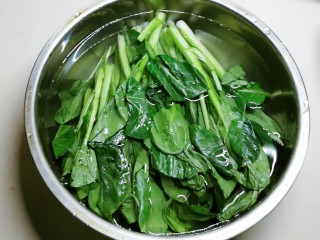 5、蚝油芥兰,用淡盐水浸泡10分钟