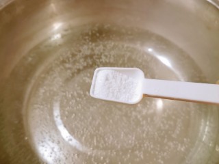 6、蚝油芥兰,烧一盆开水  水中加入2克盐