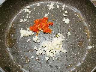 11、蚝油芥兰,锅中底油继续加热  放入剁椒蒜末