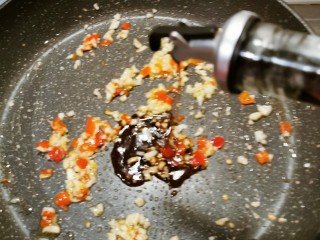 12、蚝油芥兰,炒香后放入生抽