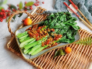 16、蚝油芥兰,将蚝油汁浇到摆好的青菜上