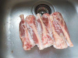 2、羊骨头汤,羊腿骨拿出解冻。