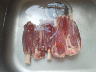 3、羊骨头汤,在泡泡洗干净剁成两节。