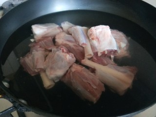 4、羊骨头汤,冷水下锅焯一下水。