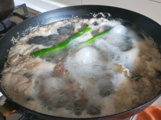 5、羊骨头汤,加入花椒，姜片，葱，料酒烧开锅。