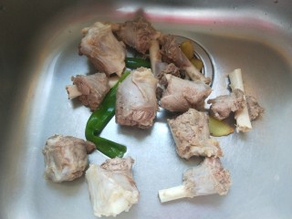 6、羊骨头汤,倒出来洗去血沫。