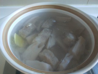 7、羊骨头汤,放入砂锅，加入水，姜片小火慢炖一半小时。