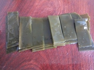 8、羊骨头汤,海带切长条块。