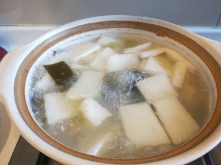 11、羊骨头汤,出熟冬瓜，加入适量盐，白胡椒。