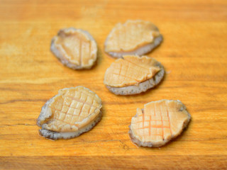 6、蚝汁鲍鱼,接着在鲍鱼肉上划一些花刀