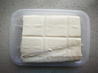 1、海带豆腐汤,豆腐一块冲洗一下