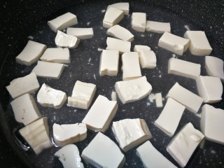 3、海带豆腐汤,锅中放入水,放入豆腐烧开