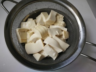 4、海带豆腐汤,捞出来沥掉水